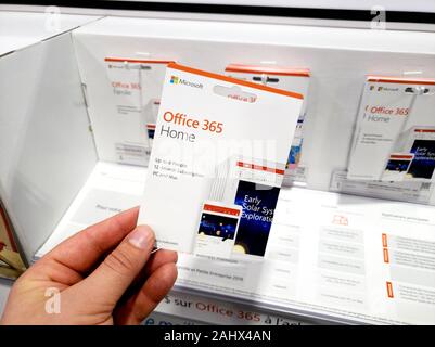 Montreal, Kanada - Dezember 26, 2019: eine Hand mit Microsoft Office 365 Karte für zu Hause. Microsoft Office 365 ist eine Familie von Software und Services Stockfoto