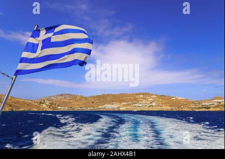 Die Entdeckung der griechischen Inseln. Horizont mit Schiff und die griechische Flagge: Insel Mykonos in der Weit. Stockfoto