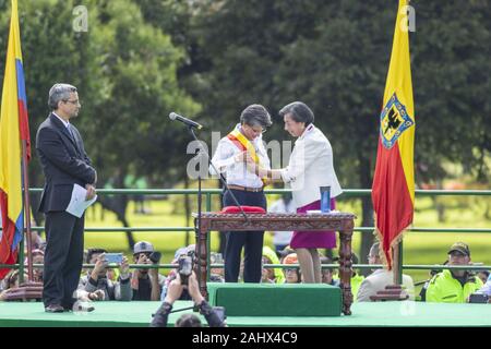 Oktober 10, 2019: Bogota Bürgermeister - wählen Claudia Lopez eine Übergabe in Bogota besucht. Credit: Daniel Garzon Herazo/ZUMA Draht/Alamy leben Nachrichten Stockfoto