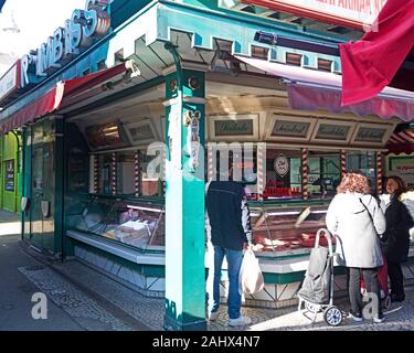 Halal Metzgerei in der Viktor-Adler Markt, Wien, Österreich Stockfoto