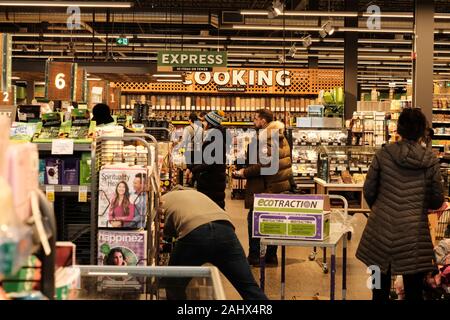 Den Blick von der Kasse an die Warteschlangen und Zeitschrift steht im Whole Foods Market, Lansdowne, Ottawa, Ontario, Kanada. Stockfoto