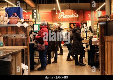 Nach unten schauen. der Kasse gegenüber der Pizzeria an der Whole Foods Market, Lansdowne, Ottawa, Ontario, Kanada. Stockfoto