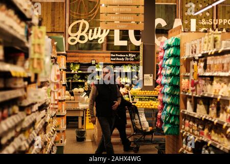 Käufer Durchlesen der Gänge in den lokalen Whole Foods Market an der Lansdowne, Ottawa, Ontario, Kanada. Stockfoto