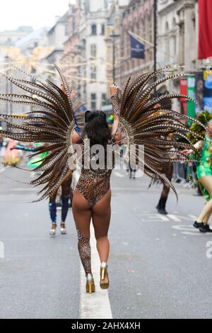 Eine Tänzerin aus London Schule von Samba nimmt teil am Tag Parade des jährlichen London neues Jahr. Nach Angaben der Veranstalter über 10.000 Darsteller sind Paradieren von Piccadilly Circus, dem Parlament Platz mit einer halben Million Menschen entlang der Strecke gesäumt. Stockfoto