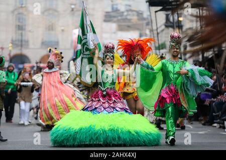 Tänzer aus London Schule von Samba nehmen Sie teil am Tag Parade des jährlichen London neues Jahr. Nach Angaben der Veranstalter über 10.000 Darsteller sind Paradieren von Piccadilly Circus, dem Parlament Platz mit einer halben Million Menschen entlang der Strecke gesäumt. Stockfoto