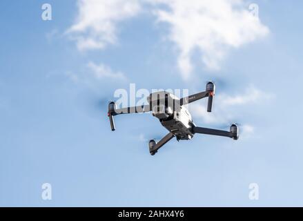 Morgantown, WV - 1. Januar 2020: DJI Mavic2 Pro quadcopter oder Drohne schwebte in strahlend blaue Himmel Stockfoto