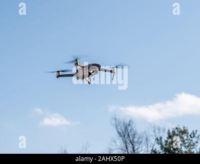 Morgantown, WV - 1. Januar 2020: DJI Mavic2 Pro quadcopter oder Drohne schwebte in strahlend blaue Himmel Stockfoto