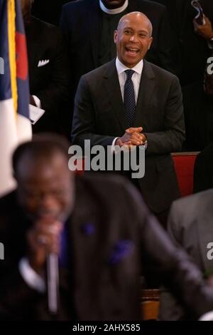 Charleston, USA. 01. Januar, 2020. Demokratische Präsidentschaftskandidaten reg. Deval Patrick von Massachusetts reagiert während der Predigt von Bischof Pfr. Samuel Green, während Sonntag Service im historischen Mutter Emanuel AME Kirche Januar 1, 2020 in Charleston, South Carolina. Der Service Tag gefeiert, Emanzipation, die Abschaffung der Sklaverei in den Vereinigten Staaten kennzeichnen. Credit: Richard Ellis/Alamy leben Nachrichten Stockfoto