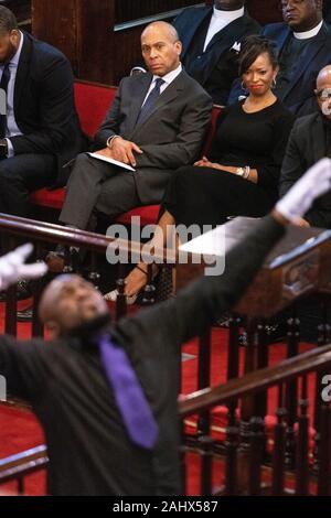 Charleston, USA. 01. Januar, 2020. Demokratische Präsidentschaftskandidaten reg. Deval Patrick, Mitte, sitzt mit LaJoia Broughton, da sie eine Leistung während Sonntag Service sehen Sie an der historischen Mutter Emanuel AME Kirche Januar 1, 2020 in Charleston, South Carolina. Der Service Tag gefeiert, Emanzipation, die Abschaffung der Sklaverei in den Vereinigten Staaten kennzeichnen. Credit: Richard Ellis/Alamy leben Nachrichten Stockfoto