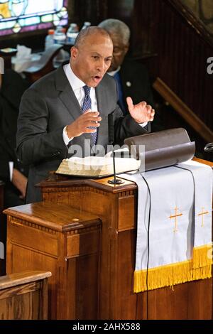 Charleston, USA. 01. Januar, 2020. Demokratische Präsidentschaftskandidaten reg. Deval Patrick von Massachusetts Adressen gemeindemitglieder am historischen Mutter Emanuel AME Kirche Januar 1, 2020 in Charleston, South Carolina. Der Service Tag gefeiert, Emanzipation, die Abschaffung der Sklaverei in den Vereinigten Staaten kennzeichnen. Credit: Richard Ellis/Alamy leben Nachrichten Stockfoto