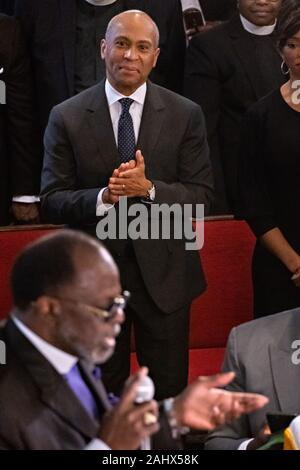 Charleston, USA. 01. Januar, 2020. Demokratische Präsidentschaftskandidaten reg. Deval Patrick von Massachusetts reagiert während der Predigt von Bischof Pfr. Samuel Green, während Sonntag Service im historischen Mutter Emanuel AME Kirche Januar 1, 2020 in Charleston, South Carolina. Der Service Tag gefeiert, Emanzipation, die Abschaffung der Sklaverei in den Vereinigten Staaten kennzeichnen. Credit: Richard Ellis/Alamy leben Nachrichten Stockfoto