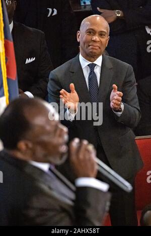 Charleston, USA. 01. Januar, 2020. Demokratische Präsidentschaftskandidaten reg. Deval Patrick von Massachusetts reagiert während der Predigt von Bischof Pfr. Samuel Green, während Sonntag Service im historischen Mutter Emanuel AME Kirche Januar 1, 2020 in Charleston, South Carolina. Der Service Tag gefeiert, Emanzipation, die Abschaffung der Sklaverei in den Vereinigten Staaten kennzeichnen. Credit: Richard Ellis/Alamy leben Nachrichten Stockfoto