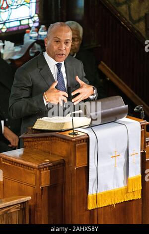 Charleston, USA. 01. Januar, 2020. Demokratische Präsidentschaftskandidaten reg. Deval Patrick von Massachusetts Adressen gemeindemitglieder am historischen Mutter Emanuel AME Kirche Januar 1, 2020 in Charleston, South Carolina. Der Service Tag gefeiert, Emanzipation, die Abschaffung der Sklaverei in den Vereinigten Staaten kennzeichnen. Credit: Richard Ellis/Alamy leben Nachrichten Stockfoto