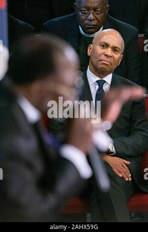 Charleston, USA. 01. Januar, 2020. Demokratische Präsidentschaftskandidaten reg. Deval Patrick von Massachusetts reagiert während der Predigt von Bischof Pfr. Samuel Green, während Sonntag Service im historischen Mutter Emanuel AME Kirche Januar 1, 2020 in Charleston, South Carolina. Der Service Tag gefeiert, Emanzipation, die Abschaffung der Sklaverei in den Vereinigten Staaten kennzeichnen. Credit: Richard Ellis/Alamy leben Nachrichten Stockfoto