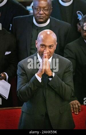 Charleston, USA. 01. Januar, 2020. Demokratische Präsidentschaftskandidaten reg. Deval Patrick von Massachusetts, Mitte, verbindet im Gottesdienst am historischen Mutter Emanuel AME Kirche Januar 1, 2020 in Charleston, South Carolina. Der Service Tag gefeiert, Emanzipation, die Abschaffung der Sklaverei in den Vereinigten Staaten kennzeichnen. Credit: Richard Ellis/Alamy leben Nachrichten Stockfoto