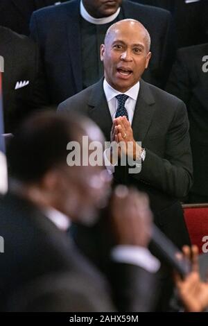 Charleston, USA. 01. Januar, 2020. Demokratische Präsidentschaftskandidaten reg. Deval Patrick von Massachusetts reagiert während der Predigt von Bischof Pfr. Samuel Green, während Sonntag Service im historischen Mutter Emanuel AME Kirche Januar 1, 2020 in Charleston, South Carolina. Der Service Tag gefeiert, Emanzipation, die Abschaffung der Sklaverei in den Vereinigten Staaten kennzeichnen. Credit: Richard Ellis/Alamy leben Nachrichten Stockfoto