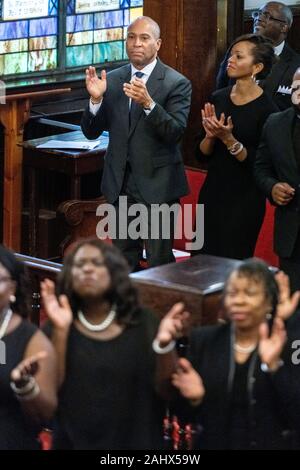 Charleston, USA. 01. Januar, 2020. Demokratische Präsidentschaftskandidaten reg. Deval Patrick von Massachusetts, Links, und LaJoia Broughton, rechts, melden sie im Gottesdienst am historischen Mutter Emanuel AME Kirche Januar 1, 2020 in Charleston, South Carolina. Der Service Tag gefeiert, Emanzipation, die Abschaffung der Sklaverei in den Vereinigten Staaten kennzeichnen. Credit: Richard Ellis/Alamy leben Nachrichten Stockfoto