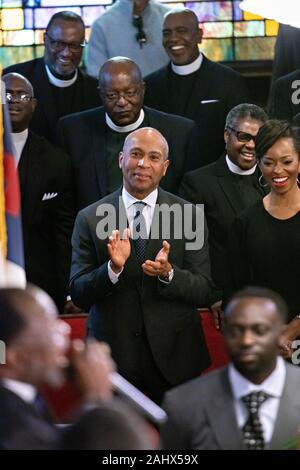 Charleston, USA. 01. Januar, 2020. Demokratische Präsidentschaftskandidaten reg. Deval Patrick von Massachusetts reagiert während der Predigt von Bischof Pfr. Samuel Green, während Sonntag Service im historischen Mutter Emanuel AME Kirche Januar 1, 2020 in Charleston, South Carolina. Der Service Tag gefeiert, Emanzipation, die Abschaffung der Sklaverei in den Vereinigten Staaten kennzeichnen. Credit: Richard Ellis/Alamy leben Nachrichten Stockfoto