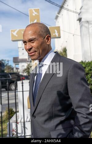 Charleston, USA. 01. Januar, 2020. Demokratische Präsidentschaftskandidaten reg. Deval Patrick hält mit den Medien zu sprechen, nachdem sie in die Kirche Service im historischen Mutter Emanuel AME Kirche Januar 1, 2020 in Charleston, South Carolina. Der Service Tag gefeiert, Emanzipation, die Abschaffung der Sklaverei in den Vereinigten Staaten kennzeichnen. Credit: Richard Ellis/Alamy leben Nachrichten Stockfoto