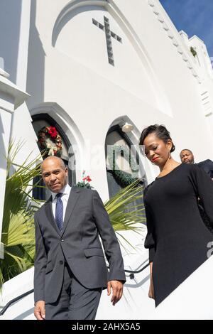 Charleston, USA. 01. Januar, 2020. Demokratische Präsidentschaftskandidaten reg. Deval Patrick, Links, Spaziergänge mit Campaign Director LaJoia Broughton, wie sie die historischen Mutter Emanuel AME Kirche Abfahrt folgenden Sonntag, Januar 1, 2020 in Charleston, South Carolina. Der Service Tag gefeiert, Emanzipation, die Abschaffung der Sklaverei in den Vereinigten Staaten kennzeichnen. Credit: Richard Ellis/Alamy leben Nachrichten Stockfoto