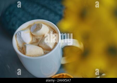 Weiße Tasse starken Kaffee mit Marmelade neben dem gelben Chrysanthemen Die Zustellung der Blumen in einer Vase Glas transparent Stockfoto