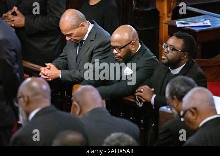 Charleston, USA. 01. Januar, 2020. Demokratische Präsidentschaftskandidaten reg. Deval Patrick von Massachusetts, Links, verbindet im Gottesdienst am historischen Mutter Emanuel AME Kirche Januar 1, 2020 in Charleston, South Carolina. Der Service Tag gefeiert, Emanzipation, die Abschaffung der Sklaverei in den Vereinigten Staaten kennzeichnen. Credit: Richard Ellis/Alamy leben Nachrichten Stockfoto