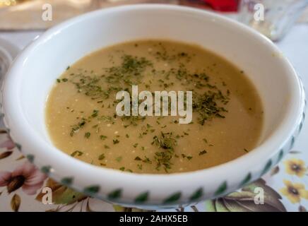 Eine Schale hausgemachter Lauch und Kartoffeln Suppe garniert mit s sprenge mit Petersilie. Stockfoto