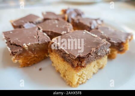 Eine Platte der Millionär Schokolade Karamell shortbread Stockfoto