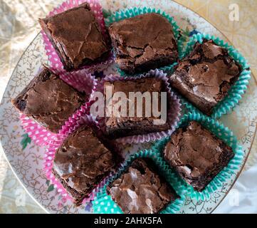Eine Platte der hausgemachte Schokolade brownies in Fällen von oben gesehen Stockfoto