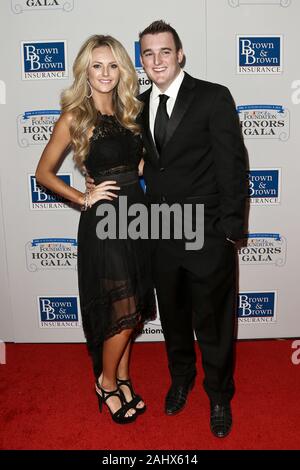 NEW YORK - Sept. 27: Ty Dillon (R) & Frau Haley Carey den 2016 NASCAR-Stiftung würdigt Gala im Marriott Marquis besuchen am 27. September 2016 in New York Stockfoto