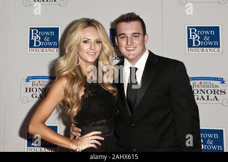 NEW YORK - Sept. 27: Ty Dillon (R) & Frau Haley Carey den 2016 NASCAR-Stiftung würdigt Gala im Marriott Marquis besuchen am 27. September 2016 in New York Stockfoto