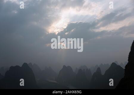 Starke Luftverschmutzung vom Xinaggongshan Hill nach Sonnenaufgang, Xingping, Lijaing River, Guangxi, China Stockfoto