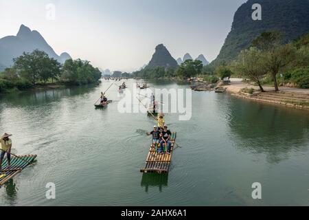 Viele chinesische Touristen Rafting auf dem Fluss Li, Xingping, Provinz Guangxi, China Stockfoto