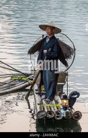 Porträt eines kormoranten Fischers auf seinem Bambusfloß, Li River, Xingping, Provinz Guangxi, China Stockfoto