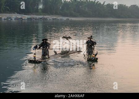 Fischer und Wasserspritzer auf dem Li-Fluss Xingping, Guilin, China Stockfoto