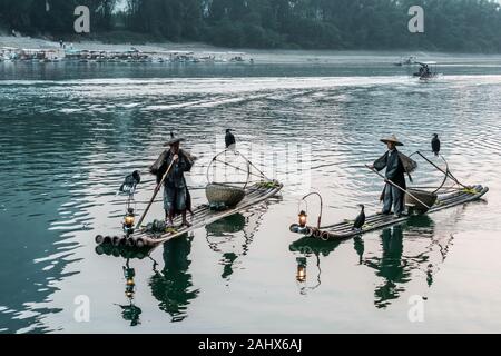 Paar kormorante Fischer am Fluss Li, Xingping, Guilin, China Stockfoto