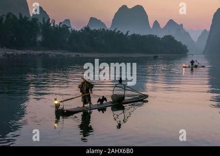 Aktivitäten am frühen Morgen auf dem Fluss Li, Xingping, Guilin, China Stockfoto