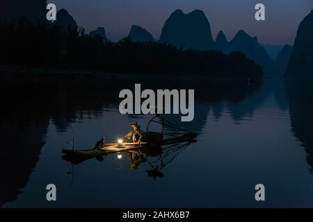 Fischfang mit Kormoranen am frühen Morgen, Li River, Xingping, Guiling, China Stockfoto