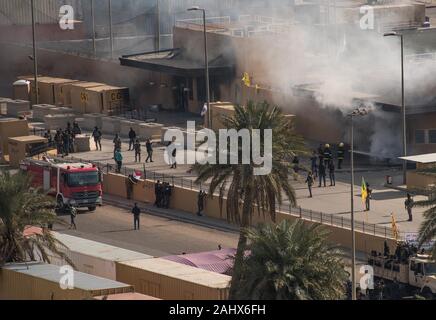 Bagdad, Irak. 01 Jan, 2020. Irakische Feuerwehrleute eine Flamme an den Toren der US-Botschaft in Bagdad, Irak auszulöschen, am 1. Januar 2020. Dutzende von Angry irakischen schiitischen Miliz Unterstützer brach in die US-Botschaft in Bagdad am Dienstag, den 31. Dezember 2019, nach der Zerschlagung der Tür und Brand zu einer Rezeption. Foto von britischen Oberstleutnant Adrian Weale/Verteidigungsministerium/UPI Quelle: UPI/Alamy leben Nachrichten Stockfoto