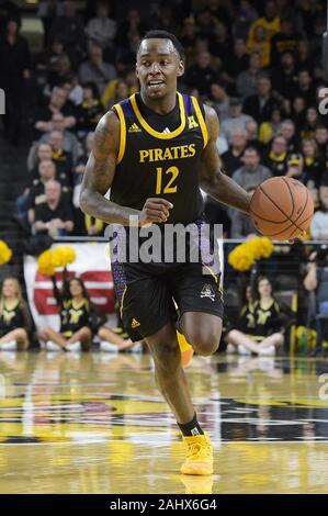 Wichita, Kansas, USA. 01 Jan, 2020. East Carolina Pirates guard Tremont Robinson-White (12) übernimmt die Kugel während der NCAA Basketball Spiel zwischen der East Carolina Pirates und die Wichita State Shockers an Charles Koch Arena in Wichita, Kansas. Kendall Shaw/CSM/Alamy leben Nachrichten Stockfoto