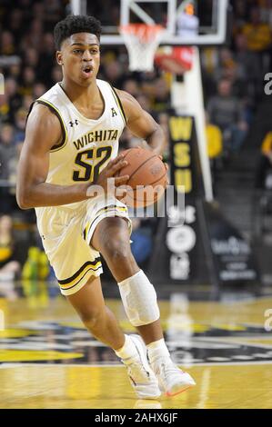 Wichita, Kansas, USA. 01 Jan, 2020. Wichita Zustand Shockers Schutz gewähren Sherfield (52) den Ball während der NCAA Basketball Spiel zwischen der East Carolina Pirates und die Wichita State Shockers an Charles Koch Arena in Wichita, Kansas. Kendall Shaw/CSM/Alamy leben Nachrichten Stockfoto