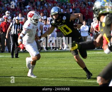 Pasadena, USA. 01 Jan, 2020. Oregon Enten Quarterback Justin Herbert kerben Wisconsin Dachse safety Reggie Pearson im ersten Quartal Maßnahmen im Rose Bowl in Pasadena, Kalifornien Mittwoch, 1. Januar 2020. Foto von Jon SooHoo/UPI. Quelle: UPI/Alamy leben Nachrichten Stockfoto