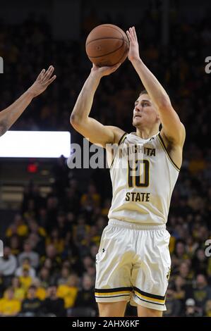 Wichita, Kansas, USA. 01 Jan, 2020. Wichita Zustand Shockers guard Erik Stevenson (10) schießt ein überbrückungskabel während der NCAA Basketball Spiel zwischen der East Carolina Pirates und die Wichita State Shockers an Charles Koch Arena in Wichita, Kansas. Kendall Shaw/CSM/Alamy leben Nachrichten Stockfoto