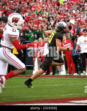 Pasadena, USA. 01 Jan, 2020. Oregon Enten Quarterback Justin Herbert kerben Vergangenheit Wisconsin Dachse cornerback Caesar Williams im zweiten Quartal Aktion im Rose Bowl in Pasadena, Kalifornien Mittwoch, 1. Januar 2020. Foto von Jon SooHoo/UPI. Quelle: UPI/Alamy leben Nachrichten Stockfoto