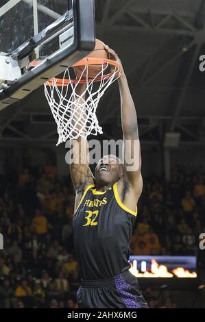 Wichita, Kansas, USA. 01 Jan, 2020. East Carolina Pirates Zentrum Charles Coleman (32) Kerben auf eine einfache Dunk während der NCAA Basketball Spiel zwischen der East Carolina Pirates und die Wichita State Shockers an Charles Koch Arena in Wichita, Kansas. Kendall Shaw/CSM/Alamy leben Nachrichten Stockfoto