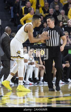 Wichita, Kansas, USA. 01 Jan, 2020. Wichita Zustand Shockers center Jaime Echenique (21) plädiert, seinen Fall zu einem offiziellen während der NCAA Basketball Spiel zwischen der East Carolina Pirates und die Wichita State Shockers an Charles Koch Arena in Wichita, Kansas. Kendall Shaw/CSM/Alamy leben Nachrichten Stockfoto