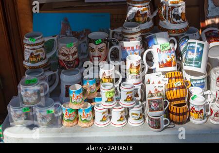 Dracula und Vlad the Impaler Souvenirs zum Verkauf an Schloss Bran, der berühmten Heimat des legendären Vampire, Graf Dracula, Kleie, Siebenbürgen, Rumänien Stockfoto