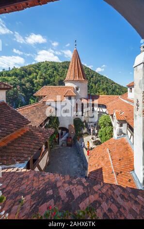 Innenhof und Blick aus historischen mittelalterlichen Schloss Bran, der Heimat des legendären Vampire, Graf Dracula, Kleie, Siebenbürgen, und Königin Marie von Rumänien Stockfoto