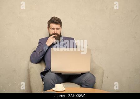 Projekt Manager. Geschäftliche Korrespondenz. Moderne Geschäftsmann. Geschäftsmann Laptop. Mann trinken Kaffee im Büro. Reaktion auf geschäftliche E-Mails. Digitales Marketing. Im Internet surfen. Online kaufen. Stockfoto