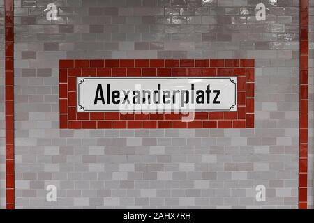 U-Schild Alexanderplatz (U-Bahn) in Berlin, Deutschland Stockfoto